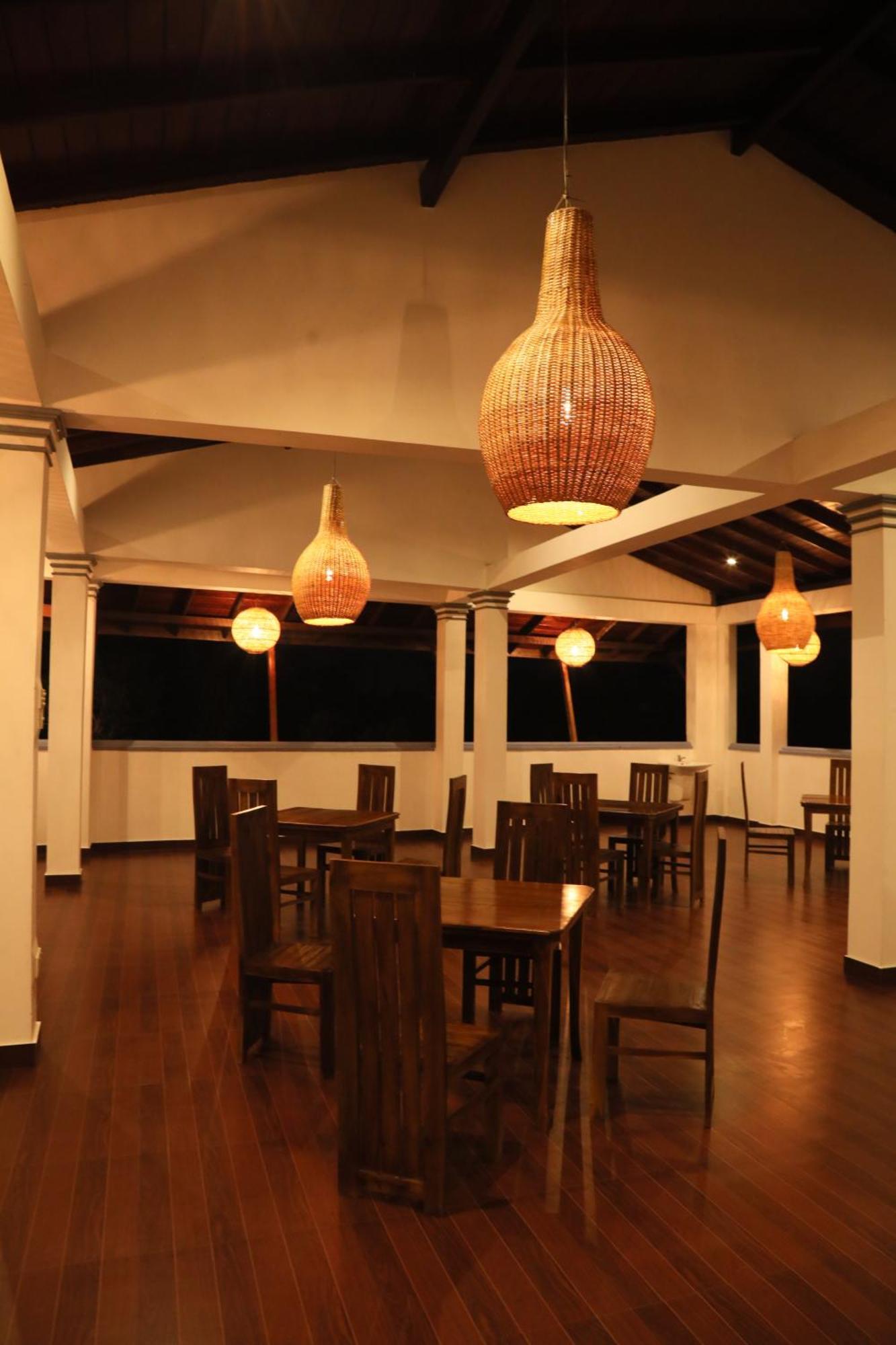Crystal Wave Holiday Resort Polhena ماتارا المظهر الخارجي الصورة